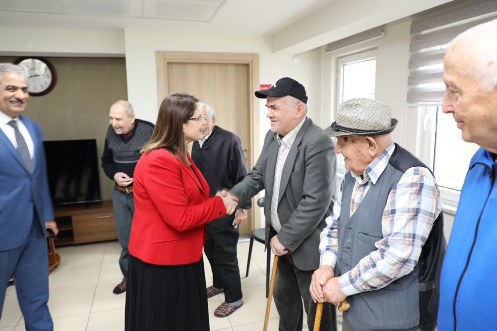 Vali Dr. Nurtaç Arslan, "Yaşlılara Saygı Haftası" Dolayısıyla 75. Yıl Huzurevi Müdürlüğünü Ziyaret Etti