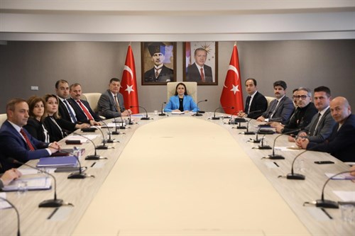Vali Arslan Başkanlığında Toplu Hizmet Veren Alanlarda Alınacak Yangın ve Güvenlik Tedbirlerine İlişkin Değerlendirme Toplantısı Gerçekleştirildi